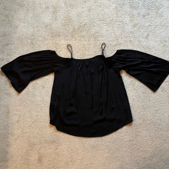 Vince Camuto Black Off-Shoulder Top.  Size Petite Small. - Picture 4 of 6